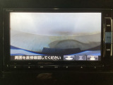【バックカメラ】運転が苦手な方も車庫入れラクラクです!ギアをリバースに入れれば自動的に切り換わりますので、面倒な操作は不要です♪狭い駐車場もお車を傷つけず安心ですね!