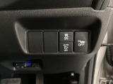 ハンドルの右側にはヘッドライトレベライザーとVSA(ABS+TCS+横滑り抑制)の解除スイッチがついています。ヘッドライトレベライザーは道路状況や積荷の加重に応じてライトの高さを調節できます。