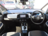 【インパネ周り】広々とした視界性の良い運転席です。ゆったりとした快適な乗り心地で運転できます。インパネは水平基調に。よりスッキリとしたフロントビューだからこそ、広く見渡せて、運転に安心をもたらします。