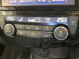 【オートエアコン】一度お好みの温度に設定すれば、車内の温度を検知し風量や温度を自動で調整。暑い&hellip;寒い&hellip;と何度もスイッチ操作をする必要はありません。快適な車内空間には必須の機能ですね♪