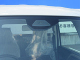 サポカーSとは、衝突軽減ブレーキに加えて、高齢者に多いと言われている踏み間違い事故防止をサポートする機能です。詳しくは販売店スタッフまでおたずねください。