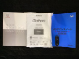 スマートキーは鍵をバッグに入れたままでもドアロックの開閉やエンジンのON・OFFができます。夜間や雨の日も鍵を探さなくて良いので便利です。