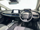 運転席まわりです。 各操作スイッチは使いやすい位置に配置されてます。