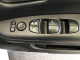 ドアミラーのスイッチは運転席ドアにあります。