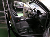 すわり心地の良い運転席・助手席です。長時間のドライブの疲れ軽減に貢献します。どうぞ快適なドライブを。
