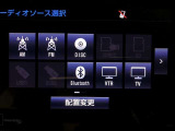 ラジオ、フルセグテレビ、CD再生、DVD再生、SD再生(音楽/動画)、SD録音(別途SDカードが必要です)、Bluetoothオーディオが使用可能です。詳しい仕様については展示店舗までお尋ねください。