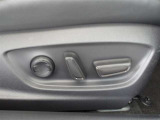 運転席はパワーシートです。シートポジションの微調整を簡単に行えます。