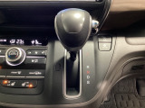 CVT車のセレクトレバーです。低速から高速まで、変速ショックのないスムーズな走りを実現するとともに、エンジン効率のよい領域を維持することで燃費にも貢献します。