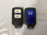 スマートキーを装備しています。鍵を差し込むことなくドアロックの開け閉めと、スタートボタン操作でのエンジンスタートができます。スペアキーも同じものを用意しております。