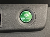 ECON モードをON にするとアクセルペダルの動きに対するエンジンの反応とエアコンの制御を切り換えることで、燃費のいい運転をするドライバーがペダルを踏んだ時と同じようにエンジンを制御します。