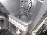 運転席と助手席にはドリンクホルダーがあります。取りやすい位置にありますからドライブも楽しくなりますね!