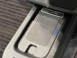 スマートフォンなどがスッキリ置けるセンターコンソールトレイです