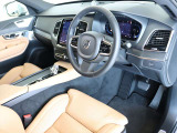 適度な包まれ感がありながらも見晴らしの良いインテリア 大型センターディスプレイは運転席側に向けられており、操作感や視認性も良好です