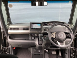 運転席周りです。カップホルダーや小物の収納などは必須ですよね!!使い勝手の良いつくりになっております!!