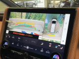 【パノラミックビューモニター】専用のカメラにより、上から見下ろしたような視点で360度クルマの周囲を確認することができます☆死角部分も確認しやすく、狭い場所での切り返しや駐車もスムーズに行えます。