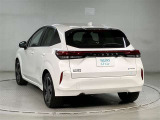 左ななめ後ろから撮影した、リアまわりのデザインや車両全体のバランスを確認できる写真です。リアフェンダーやテールまわりの形状、ボディラインのつながりなど、外観の印象を把握しやすくなっています。