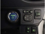 お車のキーはスマートキーです。キーを身につけた状態で車に近づき、ドアロックの解錠や施錠操作が出来ます。雨の日など両手がふさがっている時など、とっても便利ですね。
