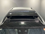 パノラミックルーフは、太陽の光を大きく取り入れあたかもオープンカーに乗っているような雰囲気をか持ち出します。非常に気持ちよく過ごせるオプションとなっております。