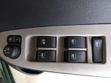 パワーウィンドウスイッチで運転席から全席の窓の開閉ができます。
