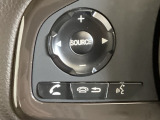 ステアリングスイッチがついていますので、オーディオのチャンネル変更、ボリューム、ジャンル変更が操作可能です。ハンドルから手を離さず安全に操作できます。