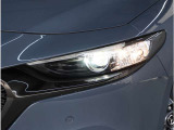 【LEDヘッドライト】悪天候や夜間走行時も良好な視界を確保し安心して運転できる高輝度LEDヘッドライトを装備。明るい上に点灯速度が早く消費電力も抑えられています。