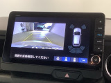 リバースギアに入れるだけで後方の表示へ切り替わります。夜間や雨の日の駐車も楽になりますよ。