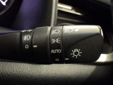 【オートライト】車外の明るさに応じて、自動的にライトの点灯・消灯をしてくれます。