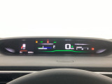 メータは先進的なデジタルメーターを採用!ゆっくりと数字が動くのでとても見やすく表示されます!続可能距離等の情報やHonda SENSINGの注意・警告も表示します!