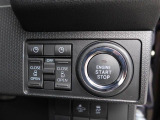 電子カードキーを携帯し、ブレーキを踏みながらスイッチを押すと、自動的にエンジンが始動します。