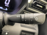【オートライト】周りの明るさに応じて自動でヘッドライトの点灯・消灯ができる機能です!ライトの付け忘れ・消し忘れなどが無くなり、雨の日や夕方の走行も安心!トンネル通過時も便利ですね♪