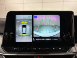 アラウンドビューモニターは真上から見下ろした様に車の周囲を表示することで、駐車時の安全性と利便性を高めます。