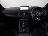 【インパネ周り】視界がよく運転しやすい設計となっております。インパネ周りもすっきりと洗練されたデザインで高級感が溢れています。日々のドライブを飽きさせません。