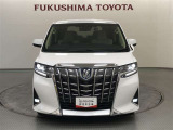 縦方向に厚みのある大型フロントグリルが迫力のあるフロントフェイスを演出します!ヘッドランプはデイライト機能付きの3眼LEDヘッドランプです!