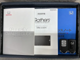 スマートキーは鍵をバッグに入れたままでもドアロックの開閉やエンジンのON・OFFができます。夜間や雨の日も鍵を探さなくて良いので便利です。