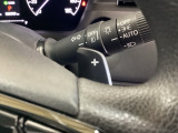 ステアリングホイール・後ろの減速セレクターは、左右に取り付けられた2つのパドルスイッチで減速の強さを調整。 左側の「-」を操作すると減速を強く、右側の「+」を操作すると減速を弱くすることができます。