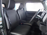 【清潔感のある運転席&助手席】隅々までクリーニングの行き届いた運転席&助手席。目立ったシミや汚れ等もございません。