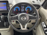 インテリアに合わせたデザインのステアリングは、運転される方のことも考え、運転しやすい形状、大きさです。是非一度、実際に触ってお確かめください。