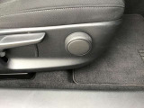 適切なドライビングポジションを設定できます。