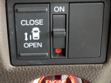 左側電動スライドドアは運転席からでも操作ができるように、ハンドル付近に開閉の操作スイッチが付いています。