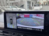 車を真上から見ているように、周囲の状況を把握しながら安心して駐車が行えるアラウンドビューモニター装備!