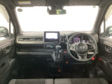 【前方視界】開放的な前方視界!運転がしやすく疲れにくいです♪窓が大きく、見通しがとっても良いおクルマですよ♪