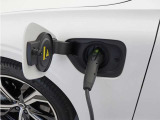 専用コードを接続するだけで簡単に充電が行えます。プラグインハイブリッドモデルRecharge PHEV T6 AWDは、走行中の充電のほか、自宅などに設置された充電機器からの充電が可能です。