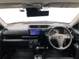 シンプルながら機能性あふれる運転席廻りです。視界性もよく、運転しやすいですよ。