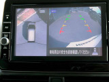 リバースにシフトするとまるで上空から見下ろしているような感じにナビゲーション画面に映し出します