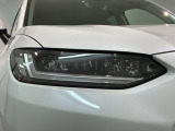 LEDヘッドライトは、点灯の瞬間から最大光量を発揮し、突然暗くなるトンネルなどでの安定感を高めます。