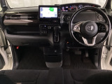 車内は光触媒抗菌消臭施工済です。スタイリッシュなデザインでスポーティなインパネ周りを演出します。グローブボックスやカップホルダーのほかにトレーなどたくさんの収納スペースが付いています。