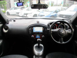 広いフロントガラスで視界良好の運転席。