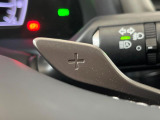 【パドルシフト】ハンドルから手を離さずに素早くシフトアップ&ダウンができるので、エンジンブレーキを使う下り坂や高速道路の合流で加速したい場面で役立ちます。