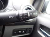 オートライト機能が装備されており暗い場所に入ると車両が検知しライトのON・OFFを自動的に切り替えてくれますので非常に便利な装備です♪