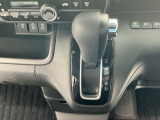 オートマチックシフトレバーは、手になじみ操作しやすい形状で安全運転にもつながります♪